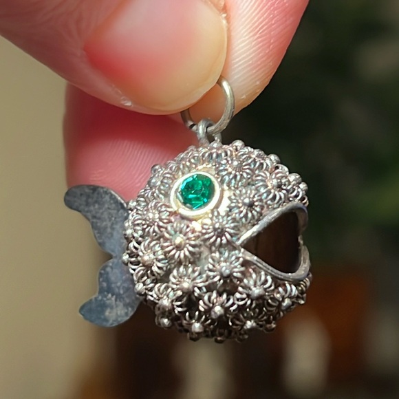 Rare Vintage Sterling Silver Emerald Green Eye Puffer Fish Necklace Pendant - Picture 3 of 8